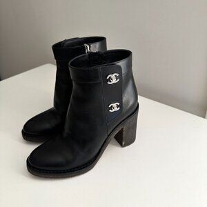 CHANEL Black Leather CC Turn Lock Chunky Heels Zip Ankle Boots Size 38.5